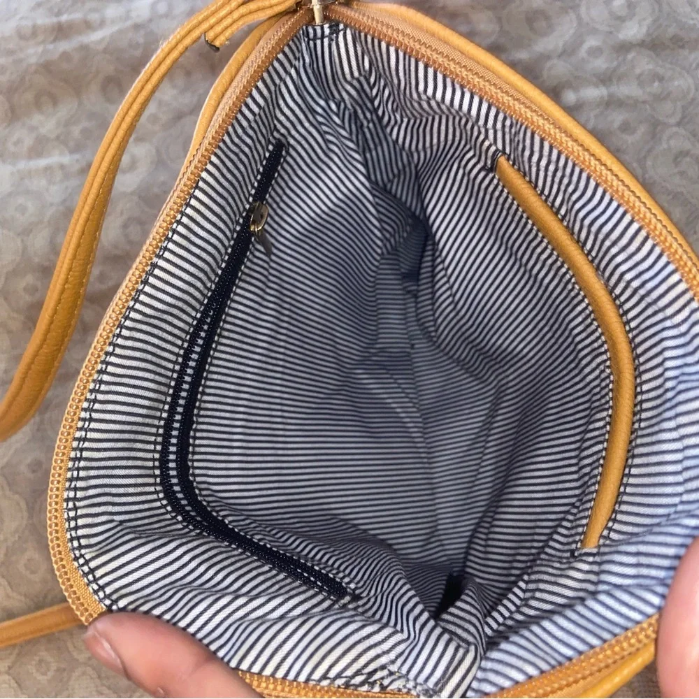 Beige & Cream Faux Leather Sling Side Purse🌟 - Picture 6 of 7